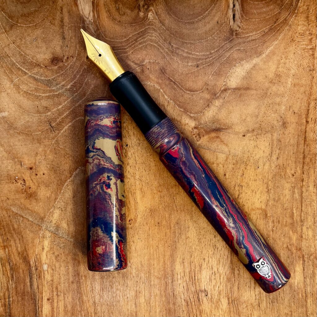 Pero Omikron Ensui osazené hrotem Mahjong #8 M
